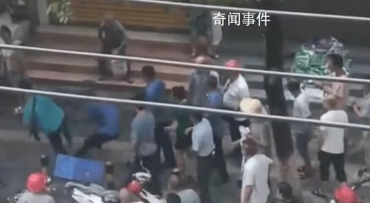 貴州一男子當街擊倒城管 警方回應