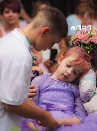 美10歲女孩離世前“嫁給”小男友 父母抹淚見證全程