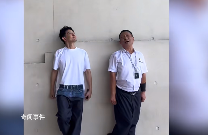 保安大叔指導林志穎拍照 兩人還一起面對墻壁擺出搞怪的姿勢