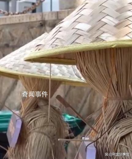 廈門一海灘用稻草人收燒烤簽子 環衛人員會定時回收處理這些竹簽