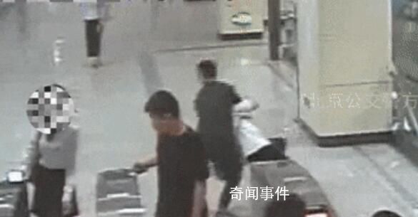男子地鐵偷拍被摁倒 嚇得掰斷手機(jī)