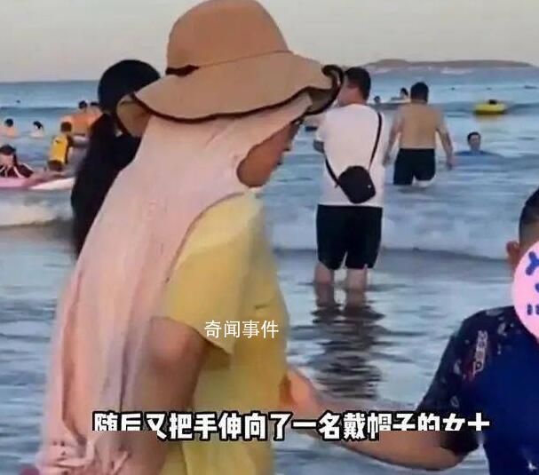 女子海邊被男孩襲胸 還牽著媽媽的手