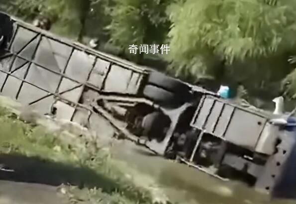 哈爾濱一載20多人客車翻進(jìn)壕溝 有人員受傷