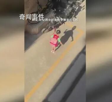 女孩在清晨的陽(yáng)光下對(duì)著影子跳舞 仿佛整個(gè)世界都是她的舞臺(tái)
