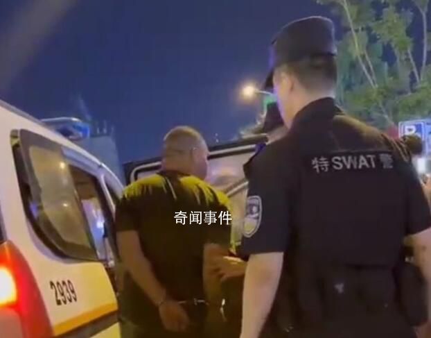 河南男子深夜當街開車門搶小孩 被路過的熱心群眾控制