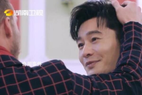 老友探班中餐廳黃曉明被感動哭了 特意做了紀念碑作為禮物 