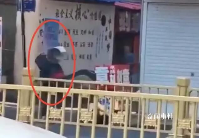 湖北男子沿街砍人 市民扔水桶阻止