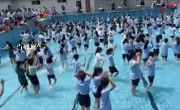 浙江一學校的軍訓是集體摸魚 讓學生們在緊張的軍訓中體驗到了樂趣與快樂