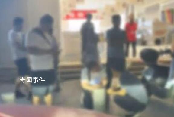 女子當街跪求男子還錢為父親治病 這一幕讓人氣憤