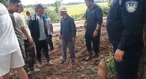 村民抗洪救災挖出碗口粗的炮彈 引起了周圍村民的好奇和驚訝