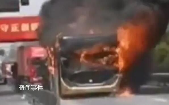 南京一公交車起火致2死5傷 起火原因?yàn)橐怀丝蛿y帶的鋰電池電瓶自燃造成