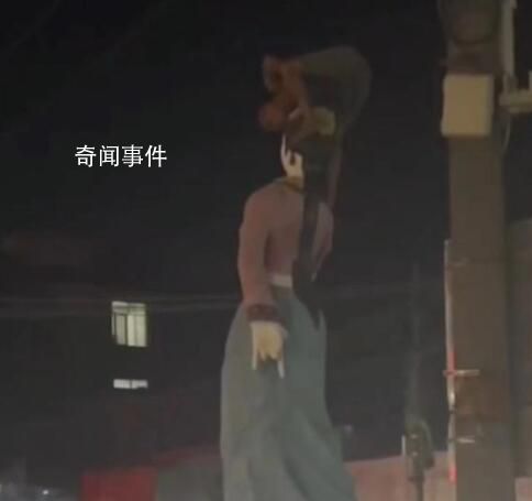 男子爬上雕塑撫摸親吻 派出所回應