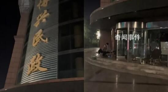 情侶七夕熬夜排隊5小時領證2分鐘 失去了早來排隊的優越感