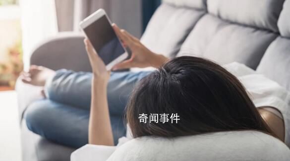 女子長期側躺玩手機致右眼短暫失明 這種病變多產(chǎn)生于1000度以上近視