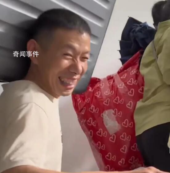 男生考上浙大爸爸扛行李直奔6樓 老爸表示雖然很累但很開心