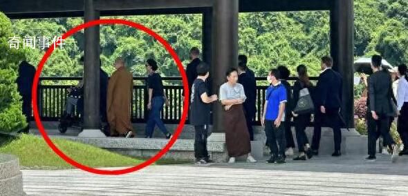 95歲李嘉誠坐輪椅到寺廟 周凱旋貼身照顧