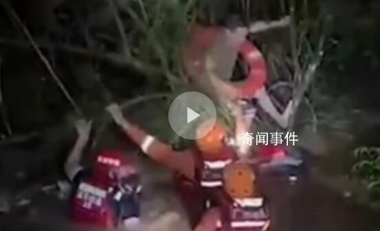 廣東梅州遇強降雨:汽車被沖走