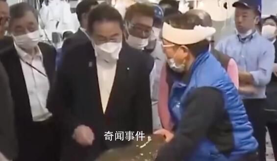 岸田文雄在魚市場大吃福島章魚 并且頻頻點(diǎn)頭表示非常美味