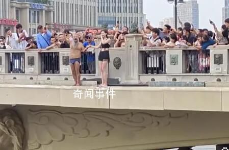俄羅斯美女加入天津大爺跳水隊伍 吸引了越來越多的網友關注和點贊