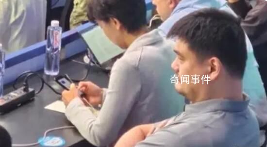 觀眾席球迷喊:姚明你上吧!