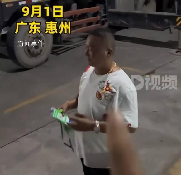 臺風來襲男子幫漁民吊起百艘漁船 牢牢系于岸邊
