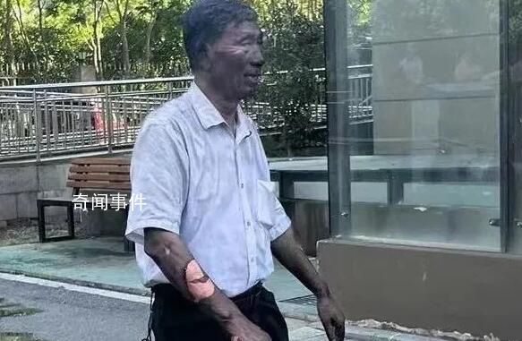 70歲保安沖入火場救火被灼成“雕像”