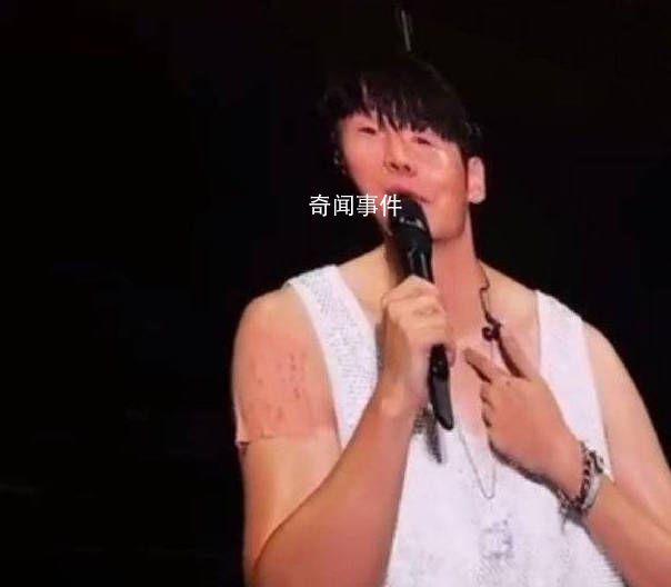 李榮浩演唱會講話時嘴里進了只蚊子 現場笑聲一片