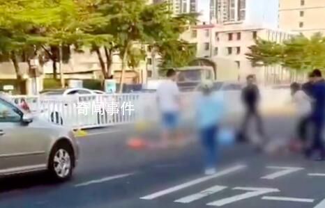 湛江一轎車在學校門口撞倒多名學生 司機當場被控制