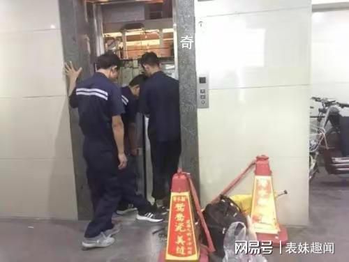 實拍:大媽拿鐵架擋門“卡爆”電梯 