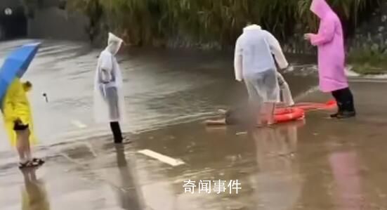 廣東一男子從積水橋洞游過(guò)時(shí)溺水 社區(qū)人員前去救援并已將溺水者送醫(yī)