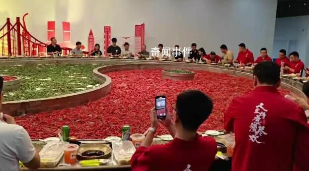 56人圍坐一起涮鴛鴦火鍋 網友：能撈著肉嗎