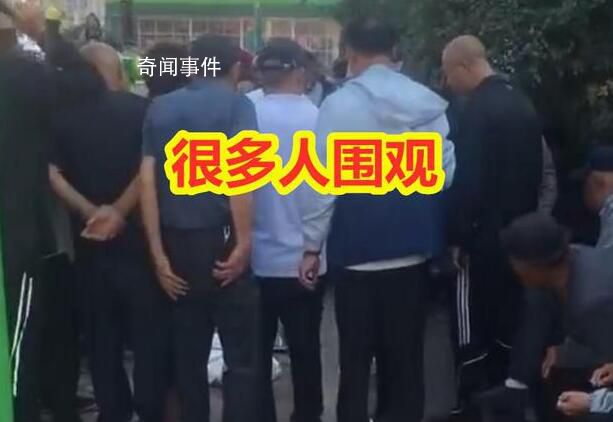 夫妻撿手機要報酬被拒將失主摁地上 必須給500少一分不行