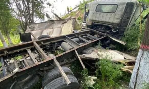 貨車爆胎側翻司機因貓丟了大哭 交警們心生暖意安慰著司機并積極幫忙尋找失蹤的貓咪