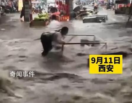 西安突降暴雨 2名商販急流中被沖倒