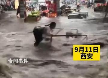 西安突降暴雨 2名商販急流中被沖倒