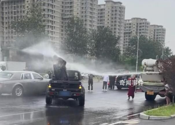 婚鬧天花板?新郎被灑水車噴水 雖然新郎被噴了水但他并沒有生氣