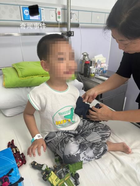男童撐傘從26樓跳下后生還 簡直是個奇跡