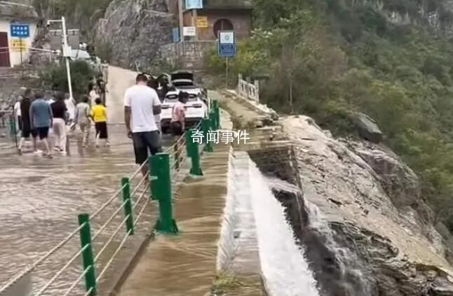 女子翻護(hù)欄撿手機(jī)墜下40米瀑布身亡 網(wǎng)友：勸不住的就是命吧