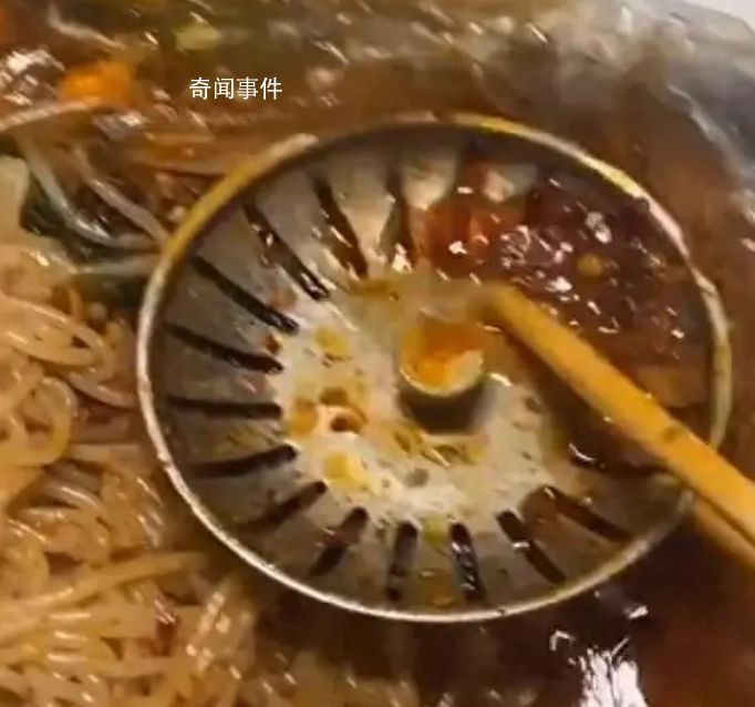 女生點外賣從碗里吃出地漏 是阿姨不小心碰進去的