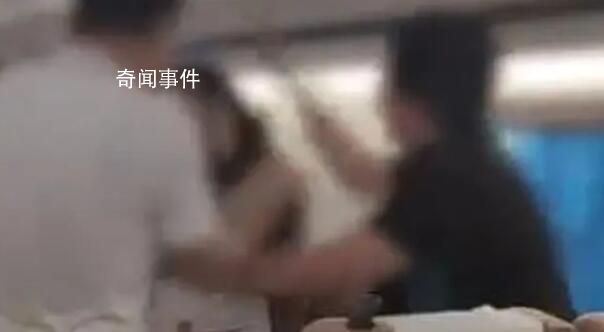男子3次猥褻鄰座女子被老婆狂扇耳光 已接到報(bào)警正在開展工作當(dāng)中