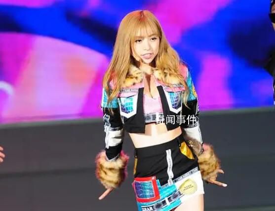 lisa演唱會現場捂嘴哭泣 還用手捂住了臉