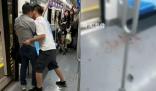 兩男子疑因爭(zhēng)座椅在地鐵車廂內(nèi)互毆 客服表示乘客和當(dāng)事人可以及時(shí)報(bào)警