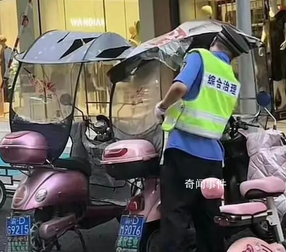 重慶回應(yīng)城管劃破多個電動車防雨蓬 已對涉事執(zhí)法人員進行了嚴厲批評教育