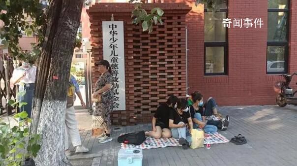 大病家庭深陷“配捐”騙局 多位受助患兒家長在北京兒慈會辦公大樓門口討要說法