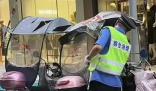 重慶回應(yīng)城管劃破多個(gè)電動(dòng)車(chē)防雨棚