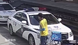 外賣小哥不顧訂單哭著跑進(jìn)派出所 為好心人和民警點(diǎn)贊