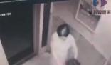 女孩乘電梯多次被陌生女子取消樓層 中間還想把小女孩拽走