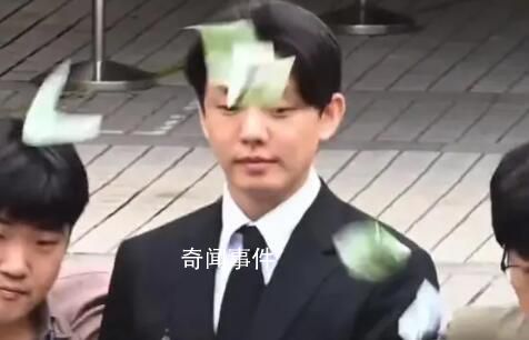 被錢砸中的劉亞仁 這些錢大部分面值為10000韓元