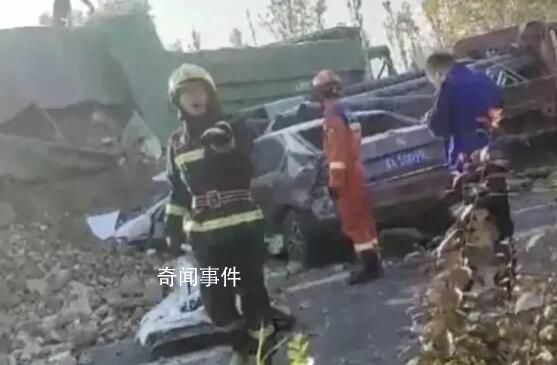 山西太原5車相撞 面包車被壓貨車下