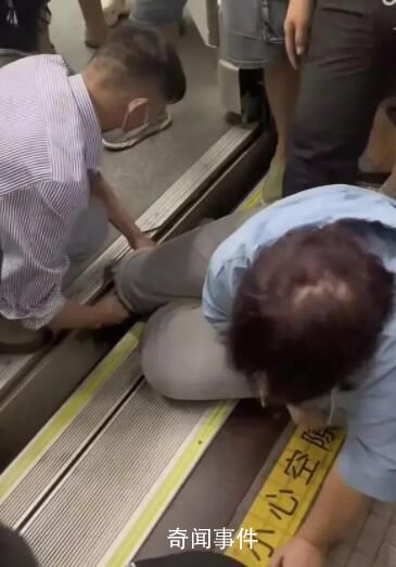 上海地鐵又現乘客被卡事件 所幸乘客并無大礙